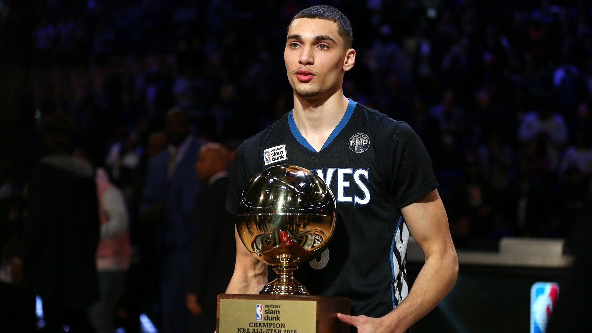 开云平台-跨界巅峰，莱万多夫斯基的足球艺术与詹姆斯的篮球传奇—60分钟激战下的胜负迷思，跨界对决，莱万足球艺术与詹姆斯篮球传奇的60分钟胜负谜题